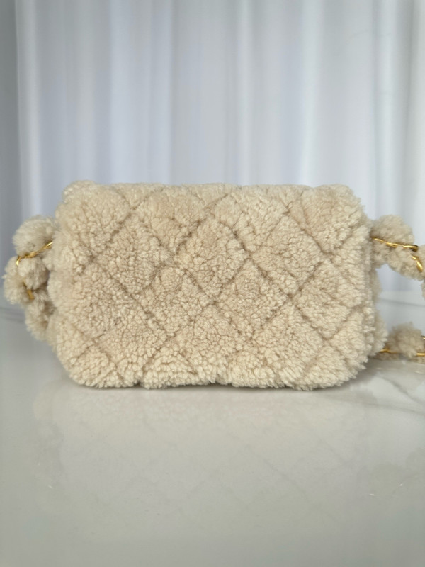 CHANEL FALL-WINTER 2024/25   SMALL FLAP BAG  Beige Shearling Lambskin