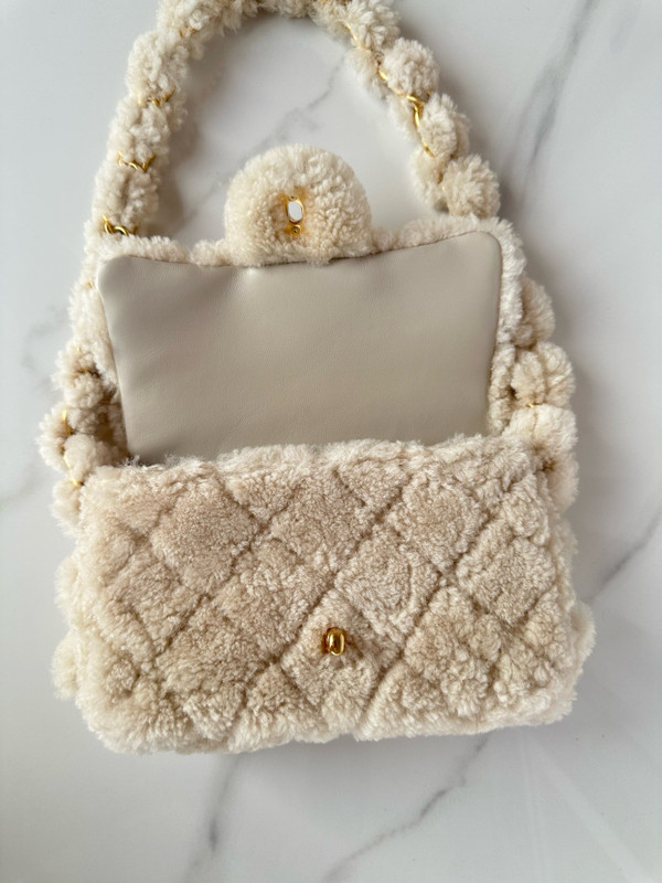 CHANEL FALL-WINTER 2024/25   SMALL FLAP BAG  Beige Shearling Lambskin