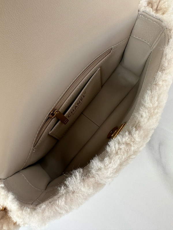 CHANEL FALL-WINTER 2024/25   SMALL FLAP BAG  Beige Shearling Lambskin
