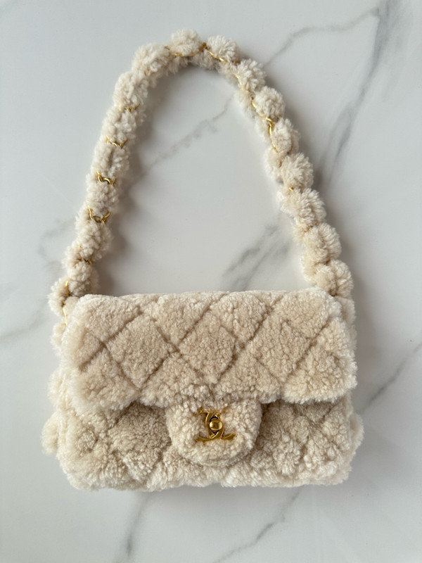 CHANEL FALL-WINTER 2024/25   SMALL FLAP BAG  Beige Shearling Lambskin