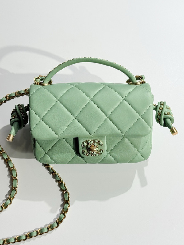 Chanel CRUISE 2024/25 GREEN FLAP BAG WITH TOP HANDLE  Lambskin & Gold Metal