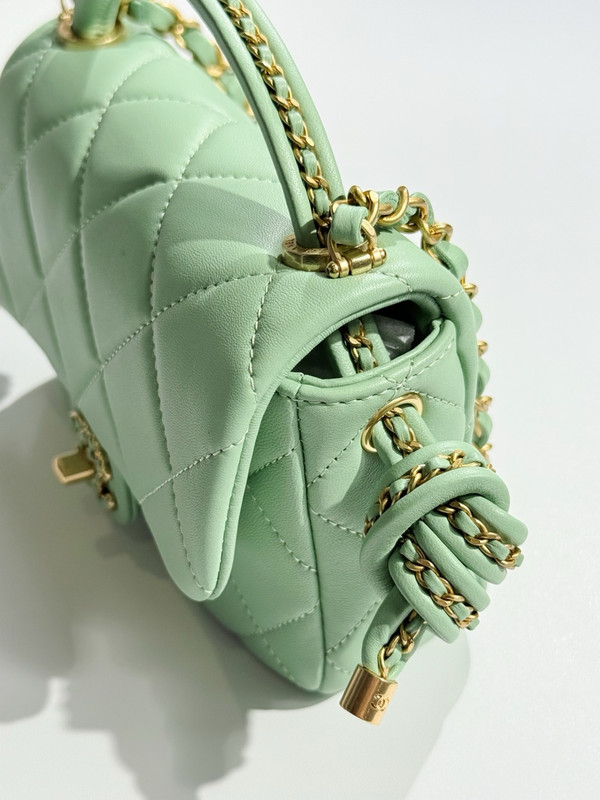 Chanel CRUISE 2024/25 GREEN FLAP BAG WITH TOP HANDLE  Lambskin & Gold Metal