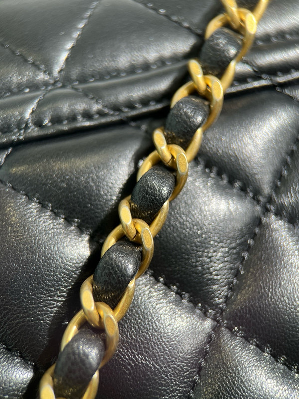 Chanel SPRING-SUMMER 2025 PRE-COLLECTION  BLACK MINI FLAP BAG WITH TOP HANDLE