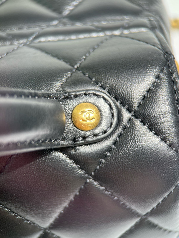 Chanel SPRING-SUMMER 2025 PRE-COLLECTION  BLACK MINI FLAP BAG WITH TOP HANDLE