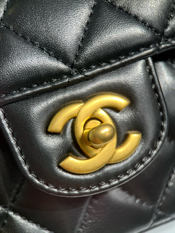 Chanel SPRING-SUMMER 2025 PRE-COLLECTION  BLACK MINI FLAP BAG WITH TOP HANDLE
