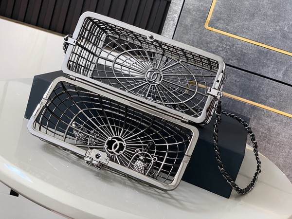 Chanel SPRING-SUMMER 2025   BIRDCAGE MINAUDIERE SILVER