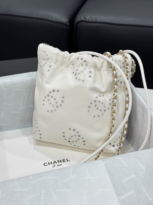 CHANEL 22 MINI HANDBAG   Shiny Calfskin & Gold-Tone Metal  White