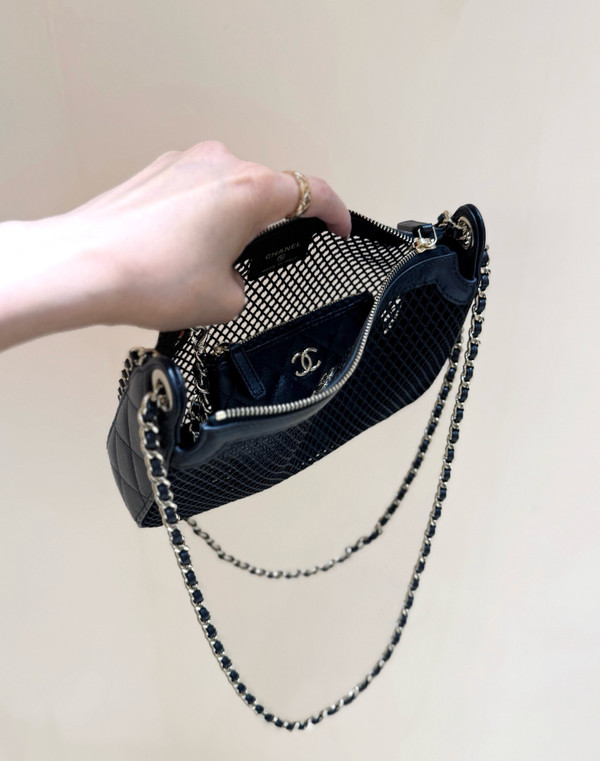 CHANEL SPRING-SUMMER 2025   CLUTCH WITH CHAIN