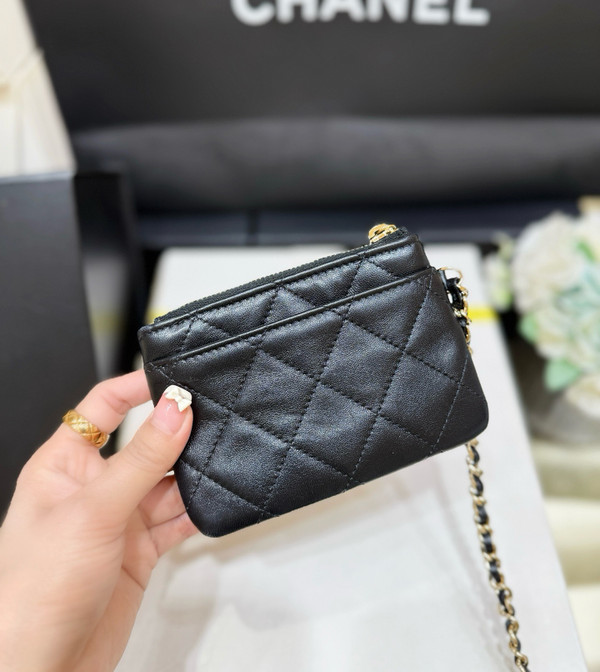 CHANEL SPRING-SUMMER 2025   CLUTCH WITH CHAIN