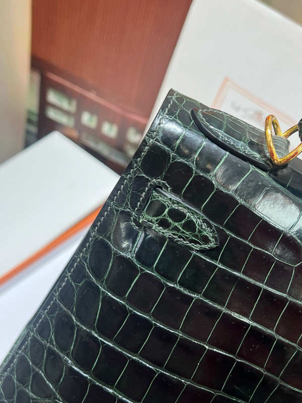 Hermès  Kelly 28 Emerald Niloticus Crocodile Gold Hardware