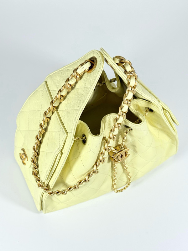 Chanel SPRING-SUMMER 2025   CHANEL 25 SMALL HANDBAG LIGHT YELLOW