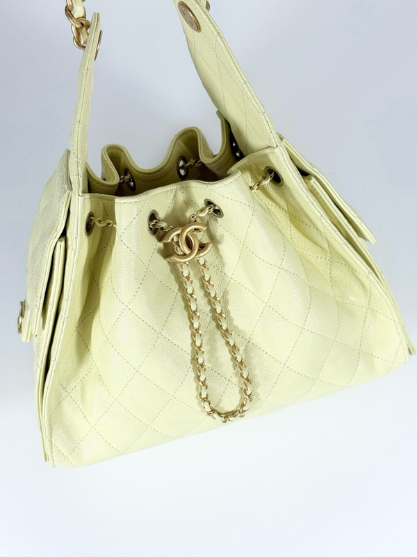 Chanel SPRING-SUMMER 2025   CHANEL 25 SMALL HANDBAG LIGHT YELLOW