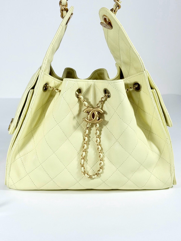 Chanel SPRING-SUMMER 2025   CHANEL 25 SMALL HANDBAG LIGHT YELLOW