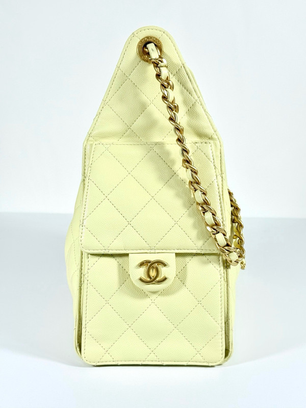 Chanel SPRING-SUMMER 2025   CHANEL 25 SMALL HANDBAG LIGHT YELLOW