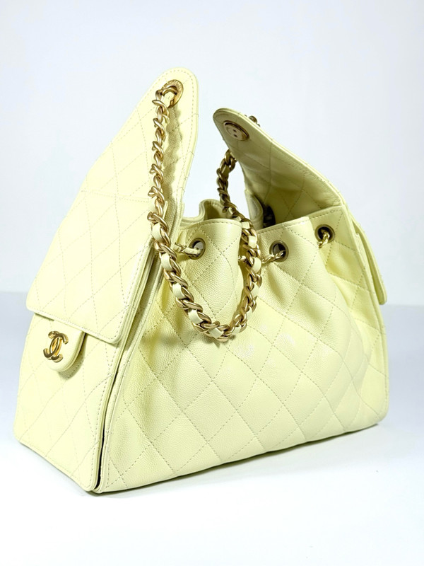 Chanel SPRING-SUMMER 2025   CHANEL 25 SMALL HANDBAG LIGHT YELLOW