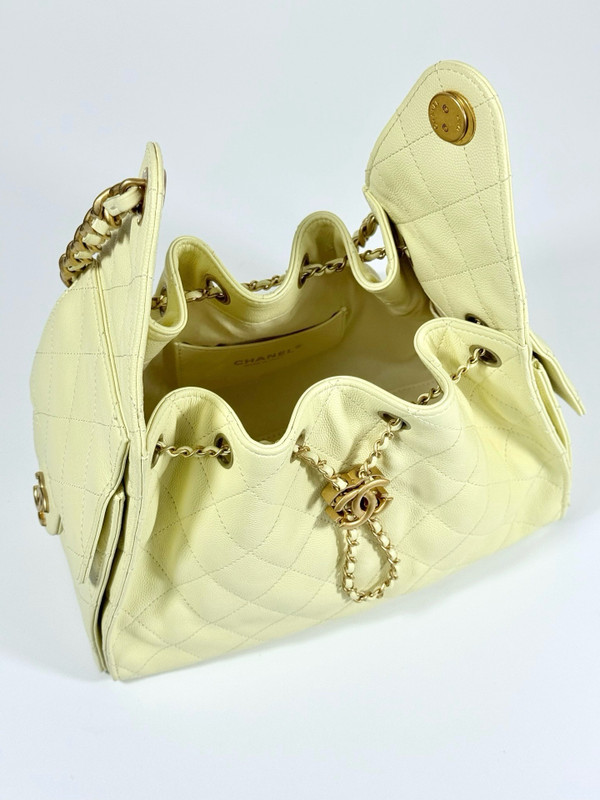 Chanel SPRING-SUMMER 2025   CHANEL 25 SMALL HANDBAG LIGHT YELLOW