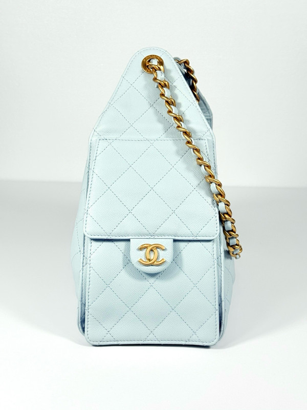Chanel SPRING-SUMMER 2025   CHANEL 25 SMALL HANDBAG LIGHT BLUE