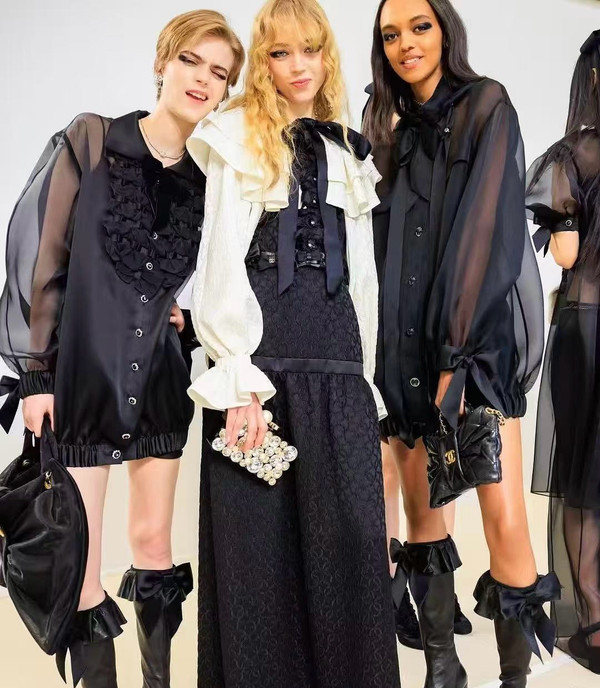 CHANEL HAUTE COUTURE FALL/WINTER 2025/26 Crystal Evening Clutch Runway Look 68