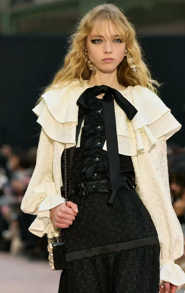 CHANEL HAUTE COUTURE FALL/WINTER 2025/26 Crystal Evening Clutch Runway Look 68