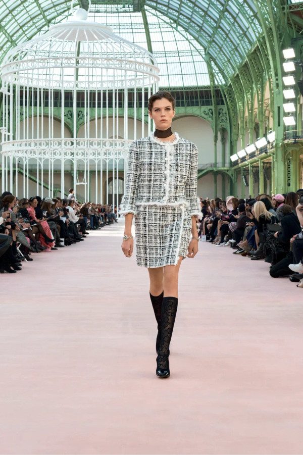 CHANEL.SPRING-SUMMER 2025  JACKET   Cotton Tweed & Feathers  Black & White
