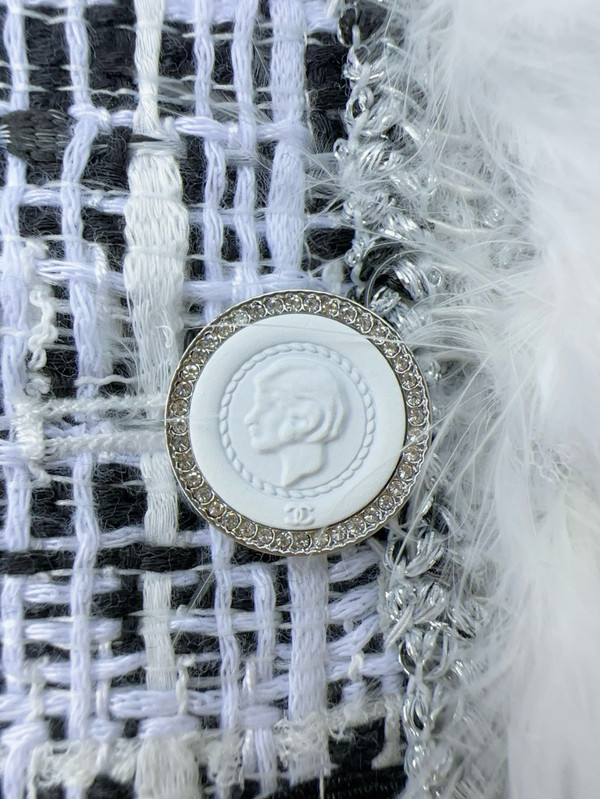 CHANEL.SPRING-SUMMER 2025  JACKET   Cotton Tweed & Feathers  Black & White
