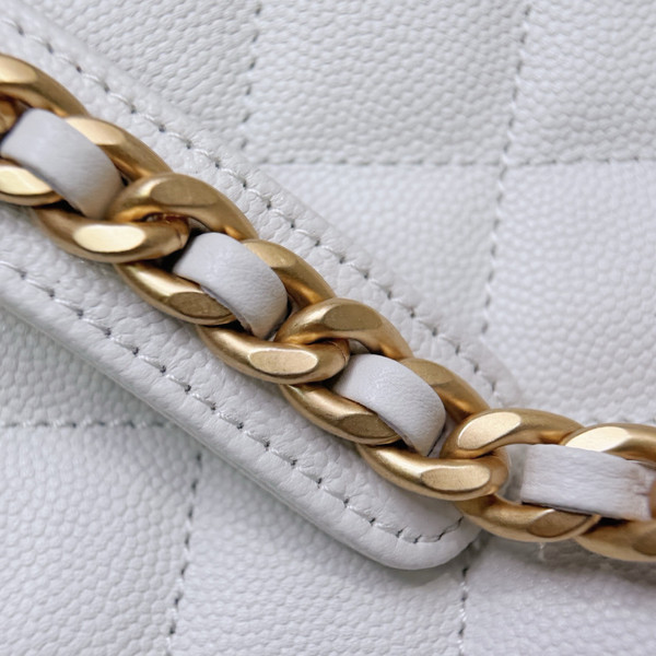 CHANEL SPRING-SUMMER 2025   CHANEL 25  WHITE MEDIUM HANDBAG