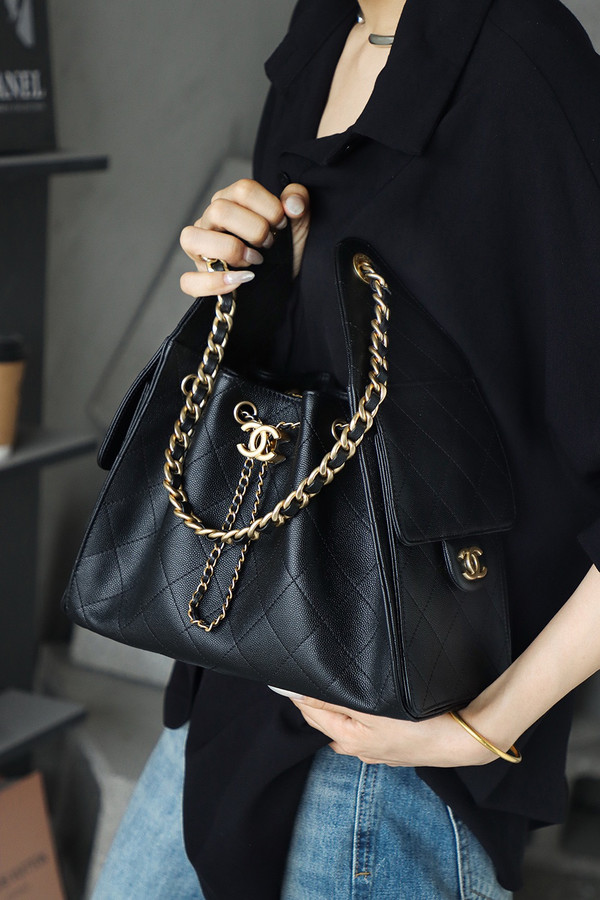 Chanel SPRING-SUMMER 2025 CHANEL 25 SMALL HANDBAG BLACK