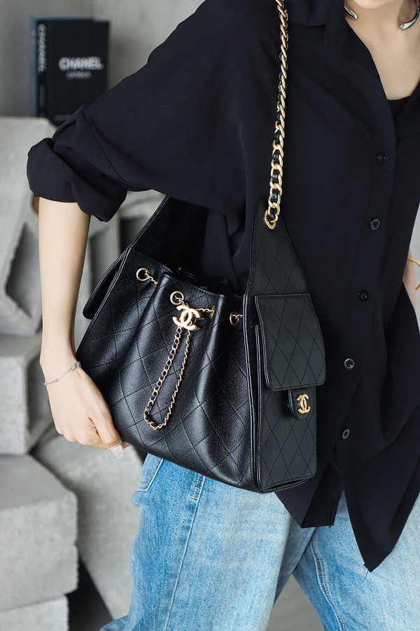 Chanel SPRING-SUMMER 2025 CHANEL 25 SMALL HANDBAG BLACK