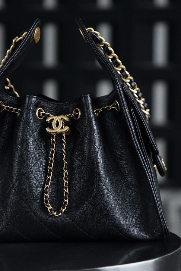 Chanel SPRING-SUMMER 2025 CHANEL 25 SMALL HANDBAG BLACK