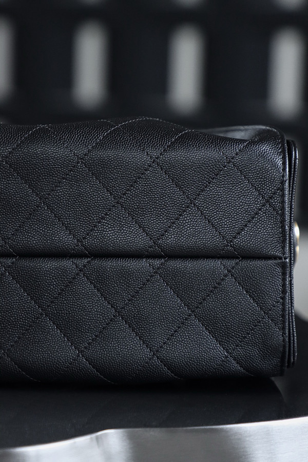 Chanel SPRING-SUMMER 2025 CHANEL 25 SMALL HANDBAG BLACK