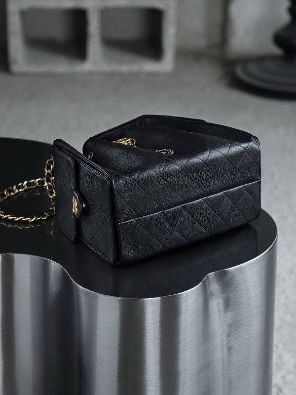 Chanel SPRING-SUMMER 2025 CHANEL 25 SMALL HANDBAG BLACK