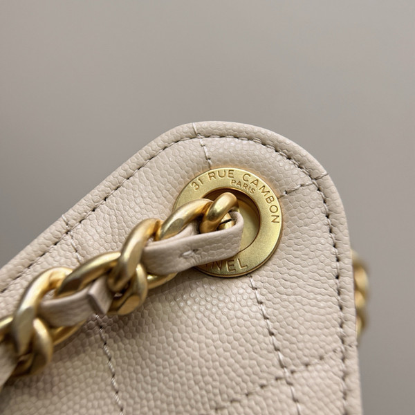 CHANEL SPRING-SUMMER 2025   CHANEL 25 BEIGE MEDIUM HANDBAG