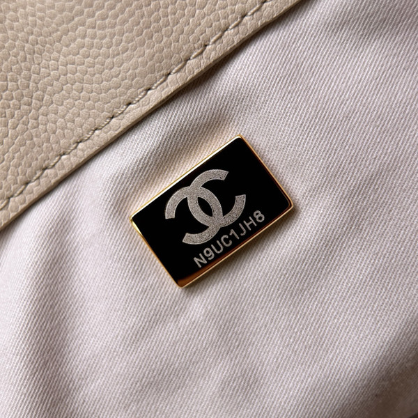 CHANEL SPRING-SUMMER 2025   CHANEL 25 BEIGE MEDIUM HANDBAG