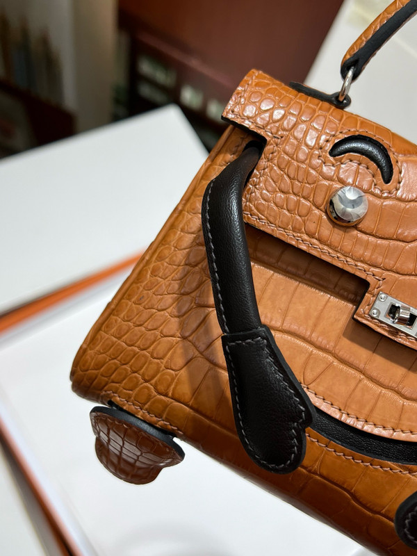 Hermes Kelly Idole (Kelly Doll) in Gold Nilo crocodile with Palladium hardware.