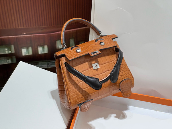 Hermes Kelly Idole (Kelly Doll) in Gold Nilo crocodile with Palladium hardware.