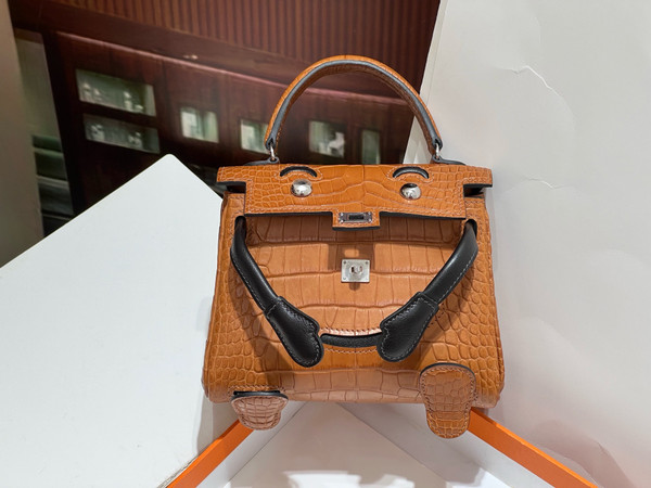 Hermes Kelly Idole (Kelly Doll) in Gold Nilo crocodile with Palladium hardware.