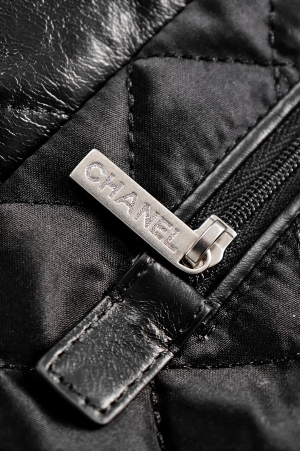 CHANEL 22 HANDBAG Black Medium SS 2025