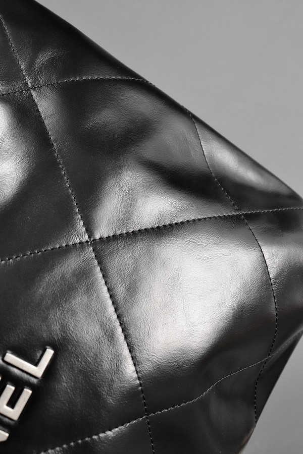 CHANEL 22 HANDBAG Black Medium SS 2025