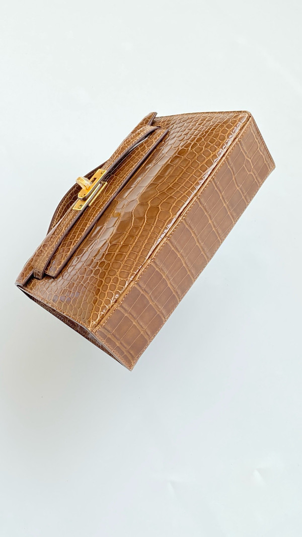 Hermès Kelly Pochette 17 Ficelle Shiny Alligator Gold Hardware