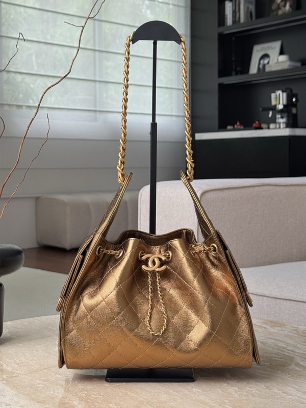 Chanel 2024/25 MÉTIERS D’ART   CHANEL 25 SMALL HANDBAG Dark Gold