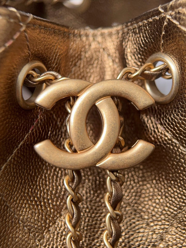 Chanel 2024/25 MÉTIERS D’ART   CHANEL 25 SMALL HANDBAG Dark Gold