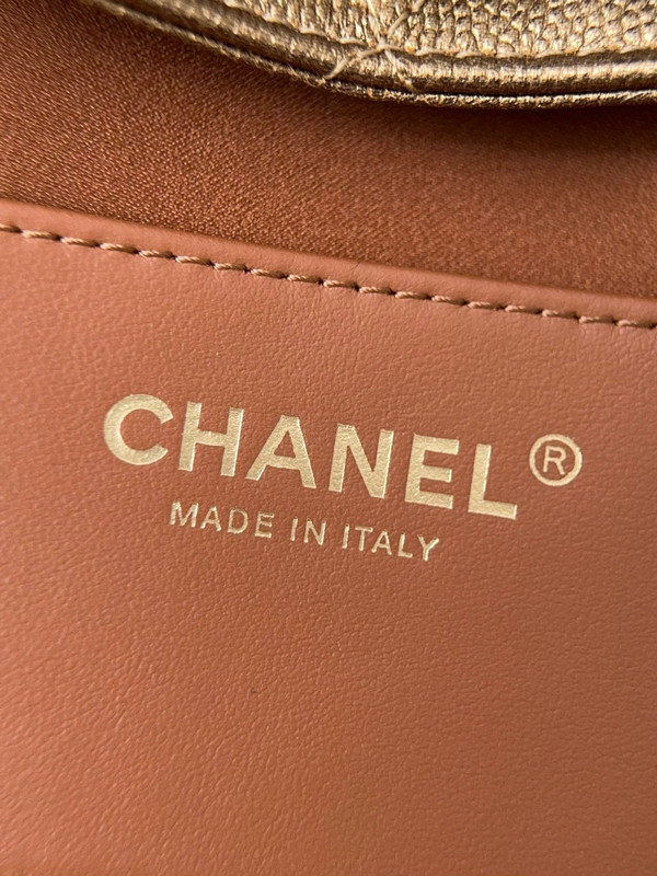 Chanel 2024/25 MÉTIERS D’ART   CHANEL 25 SMALL HANDBAG Dark Gold