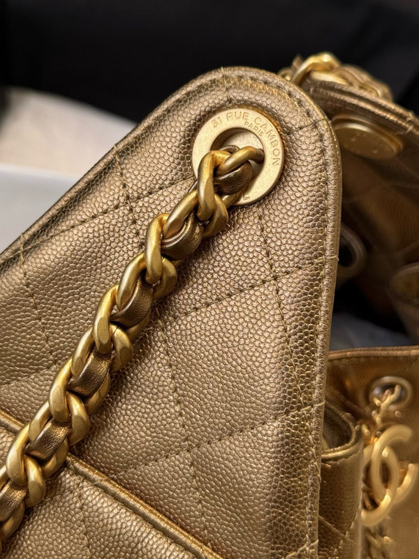 Chanel 2024/25 MÉTIERS D’ART   CHANEL 25 SMALL HANDBAG Dark Gold