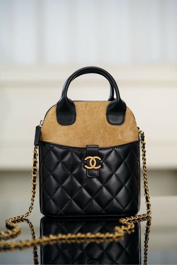 Chanel 2024/25 MÉTIERS D’ART   CLUTCH WITH CHAIN
