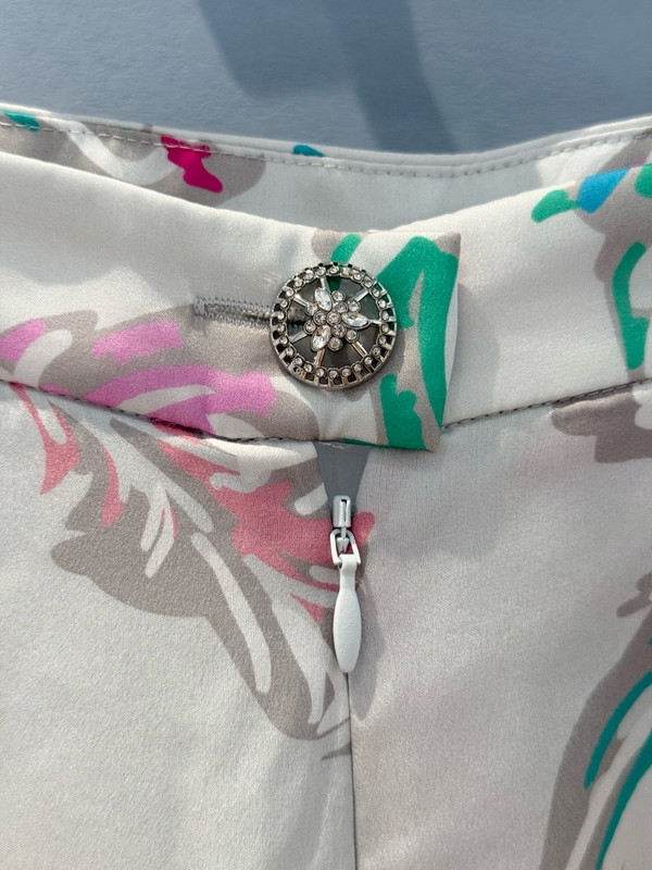 Chanel SPRING-SUMMER 2025   TROUSERS   Printed Silk Charmeuse  Light Gray & Multicolor