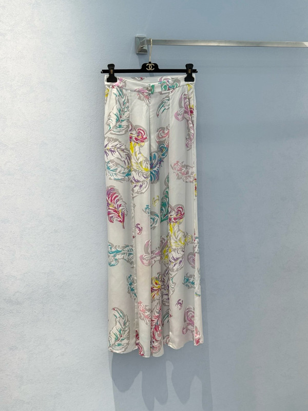 Chanel SPRING-SUMMER 2025   TROUSERS   Printed Silk Charmeuse  Light Gray & Multicolor