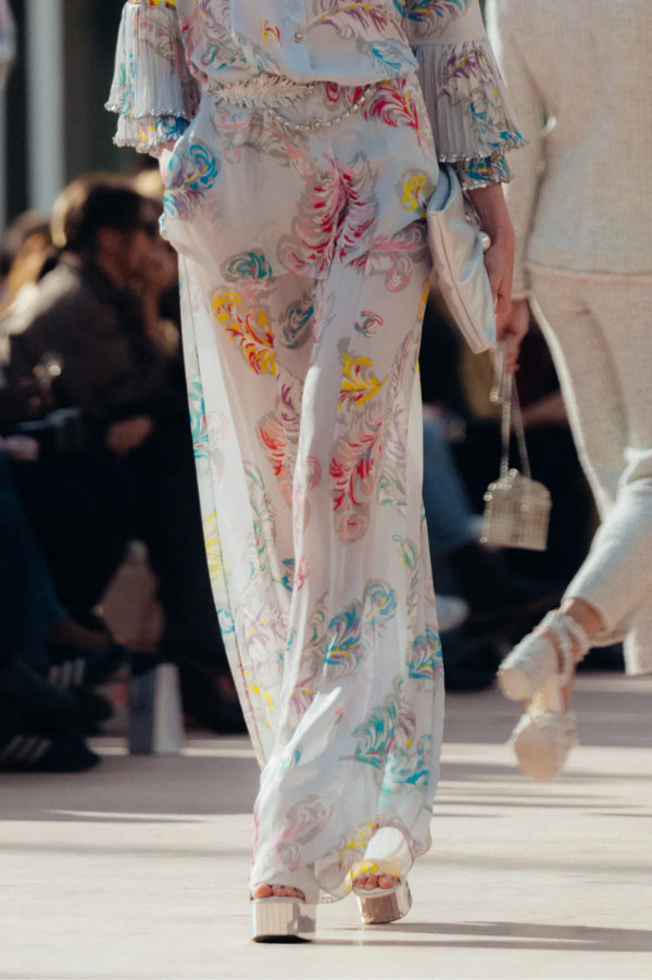 Chanel SPRING-SUMMER 2025   TROUSERS   Printed Silk Charmeuse  Light Gray & Multicolor