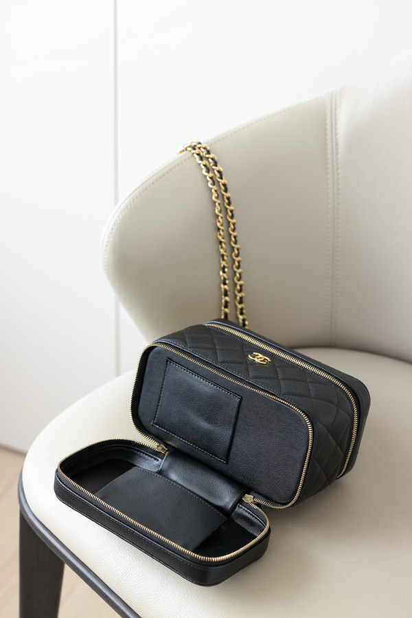 Chanel 2024/25 Métiers d’art Long Vanity with chain