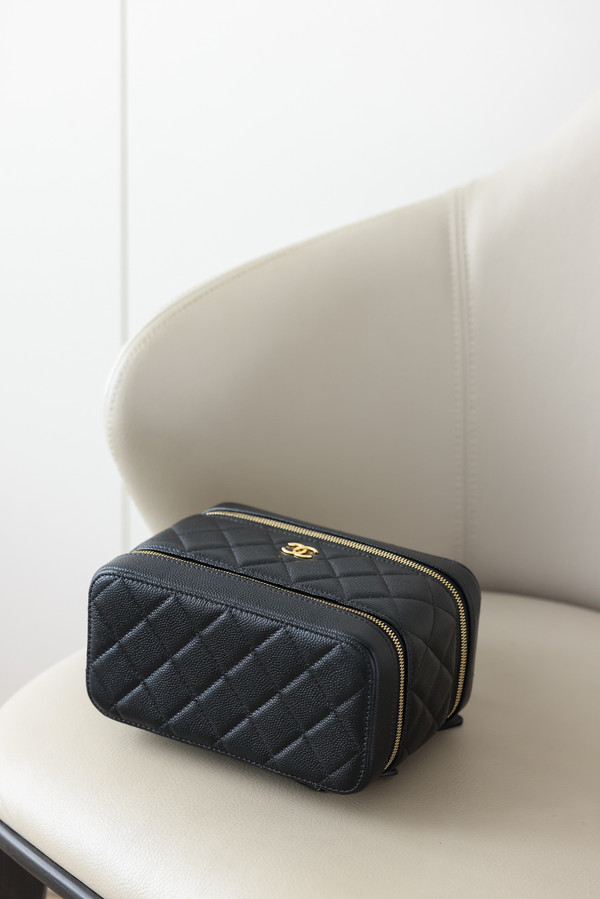 Chanel 2024/25 Métiers d’art Long Vanity with chain