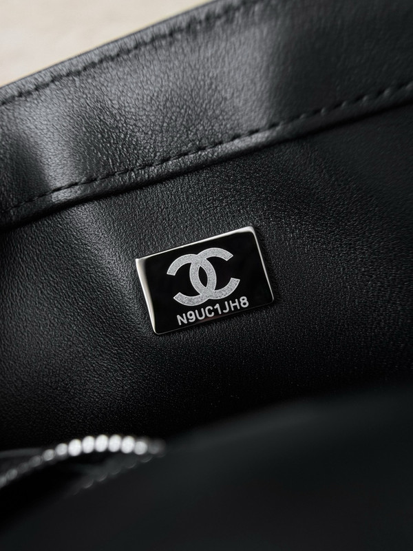Chanel Fall-Winter 2025/26 Pre-Collection   Evening Bag   Quilted Gradient Sequins & Ruthenium-Finish Metal  Silver & Black
